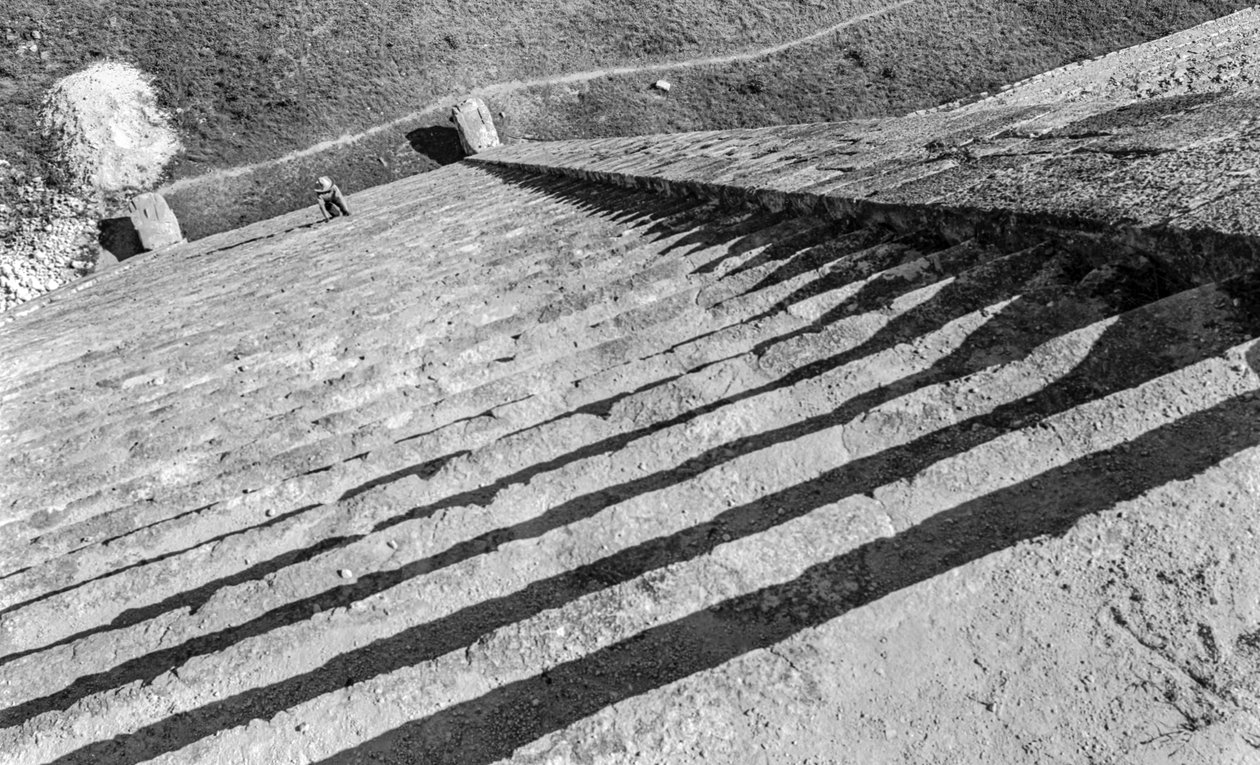 Portaat nousevat mayojen monumentaaliselle rauniolle, Chichen Itzan pyramidille. 1936 tekijältä Luis Marden
