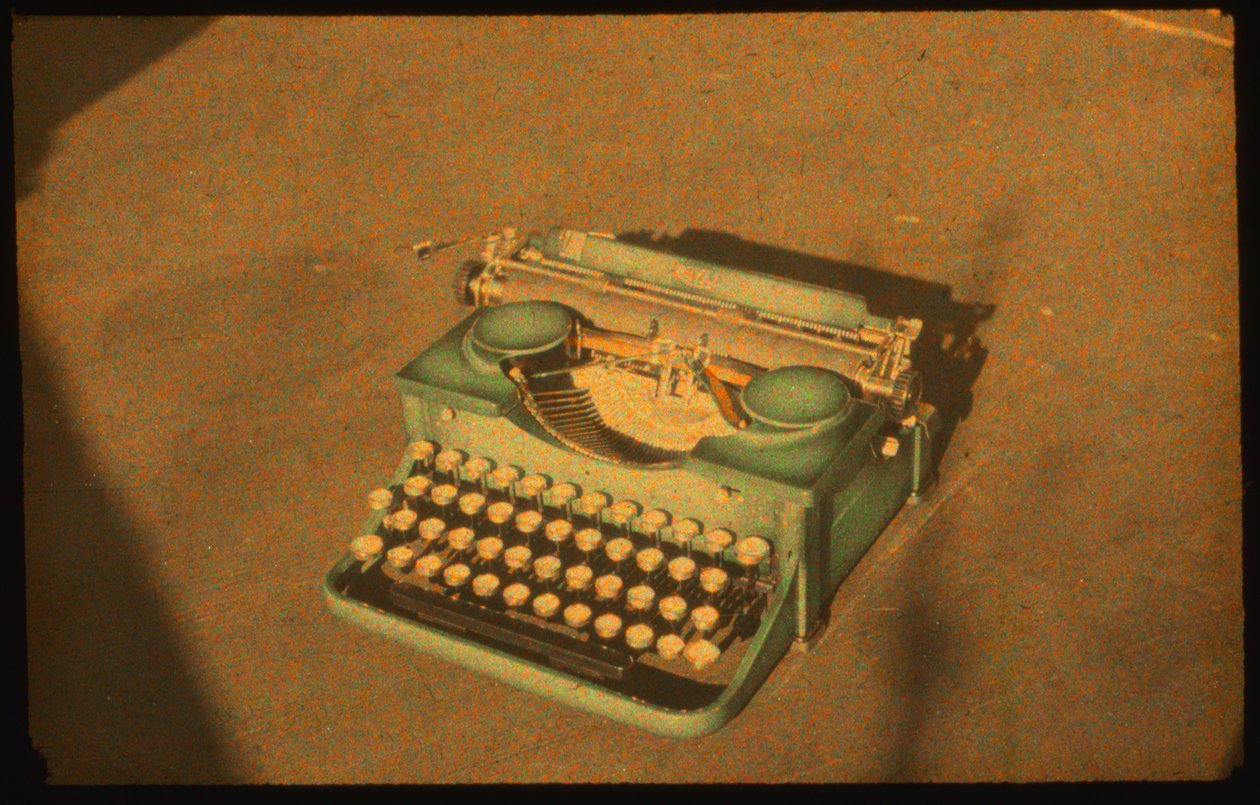 Still life värivalokuva kirjoituskoneesta otettu Autochrome LumiÃ¨re ja 35mm... tekijältä Luis Marden