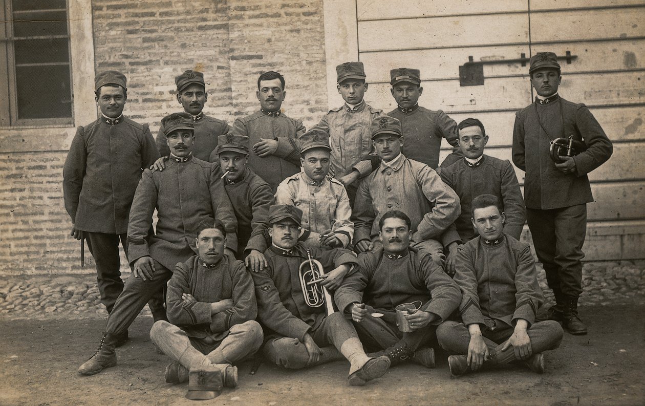 Albumi "The GM R. Army (World War I)": 36. jalkaväkirykmentin sotilaita kahdella trumpetisoittimella (m/v kuva) tekijältä Lusvardi Lusvardi