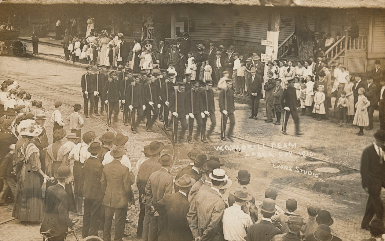 "Woodmen of the World Drill Team",1910 (kuva) tekijältä Lyons Studio