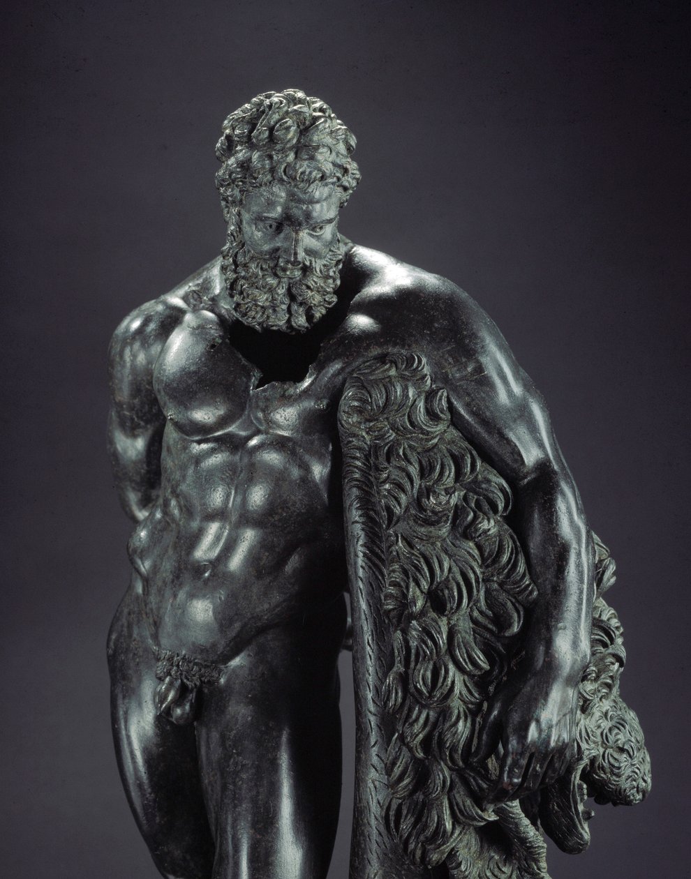Kreikkalainen taide: "" Herakles levossa"" Yksityiskohta - pronssinen veistos Lysippe of Sicyone (395-305 eKr.) 4. vuosisadalla eKr., Ercole Curinon pyhäköstä, Sulmona - Museo Nazionale Archeologico, Chieti Italia - Herakles (Herkules) lepää - Yksityiskoht tekijältä Lysippos (attributed to)