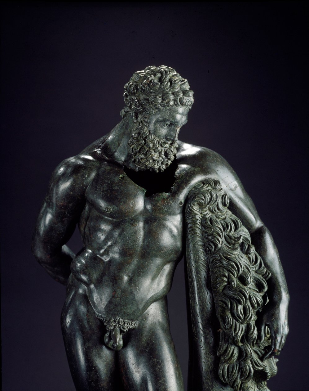 Kreikkalainen taide: "" Herakles levossa"" Yksityiskohta. Lysippe Sikyonelaisen (395-305 eKr.) pronssiveistos 4. vuosisadalla eKr. Ercole Curinon pyhäköstä, Sulmonasta. Museo Nazionale Archeologico, Chieti Italia - Herakles (Hercules) lepää - Yksityiskohta tekijältä Lysippos (attributed to)