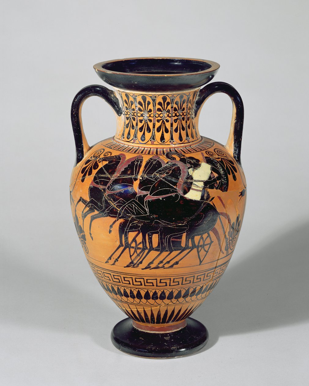 Ullakkomustahahmo Amphora, joka kuvaa pyörillä varustettua vaunua, 520-500 eKr. (savi) tekijältä Lysippos