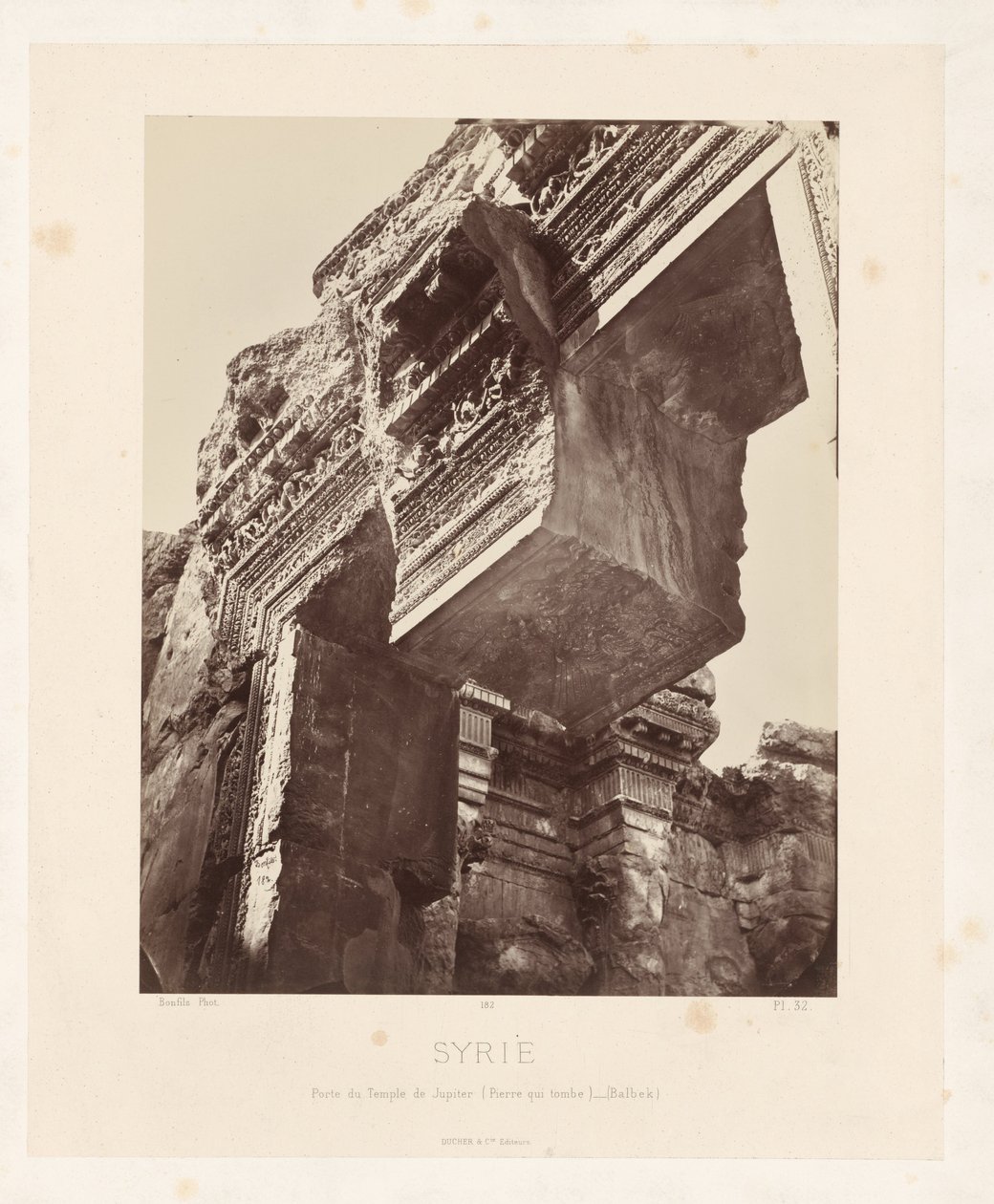 Gezicht op de collonade in het midden van de tempel van Luxor, Egypti (Egypti / Louksorin temppeli, yleinen näkymä keskimmäisille pylväikköille (Thebes) Muinainen arkkitehtuuri: Egypti, Kreikka, Vähä-Aasia: Valokuva-albumi (sarjan nimi) tekijältä Maison Bonfils