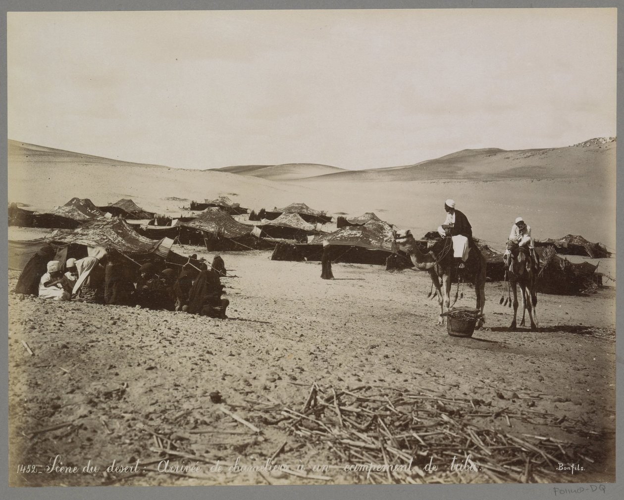 Leiri telttojen ja kamelien kanssa (oletettavasti) Egyptin autiomaassa Scene du desert: Arrivée de chameliers à un campement de tribu. (otsikko esineessä) tekijältä Maison Bonfils