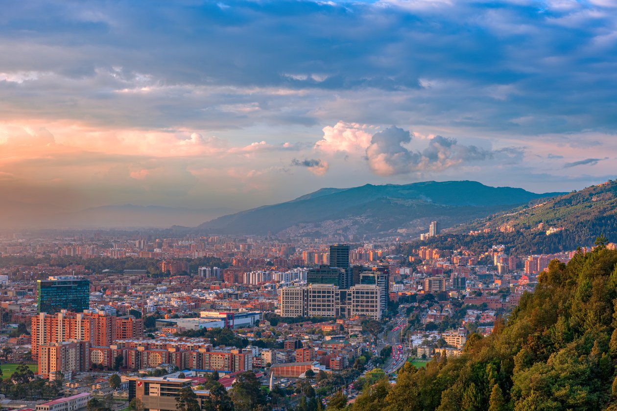 Bogota, Kolumbia - korkeakulmainen panoraamanäkymä pääkaupungin pohjoisosaan katsottuna La Caleralta Andien vuoristossa. tekijältä Mano Chandra Dhas