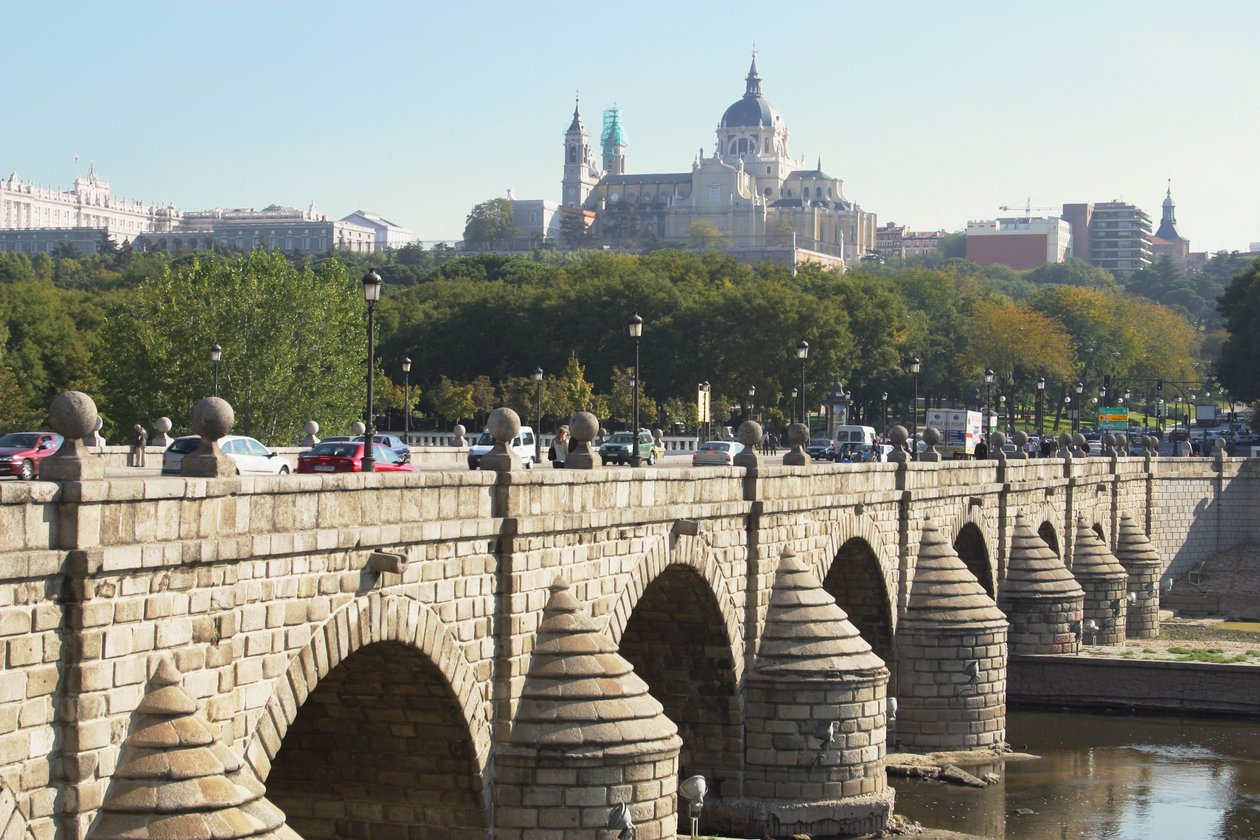 Puente de Segovia, alunperin Juan de Herreran (1530-97) rakentama ja uudelleen vuonna 1682 tekijältä Manuel and Jose del Olmo