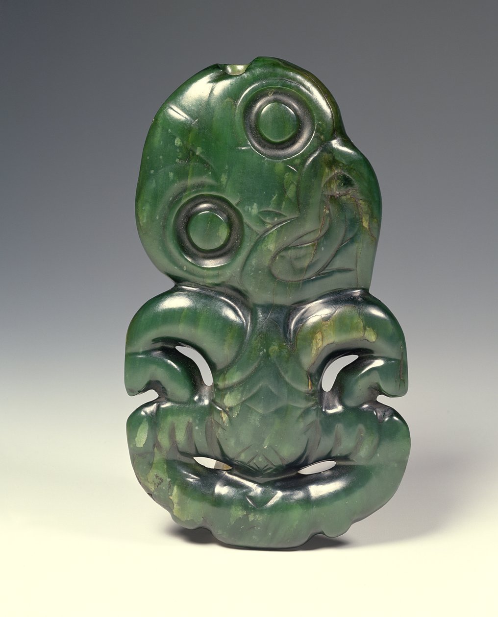 Riipus Hei-Tikin jumalan muodossa, 1700-luvun loppupuoli (nefriitti). tekijältä Maori
