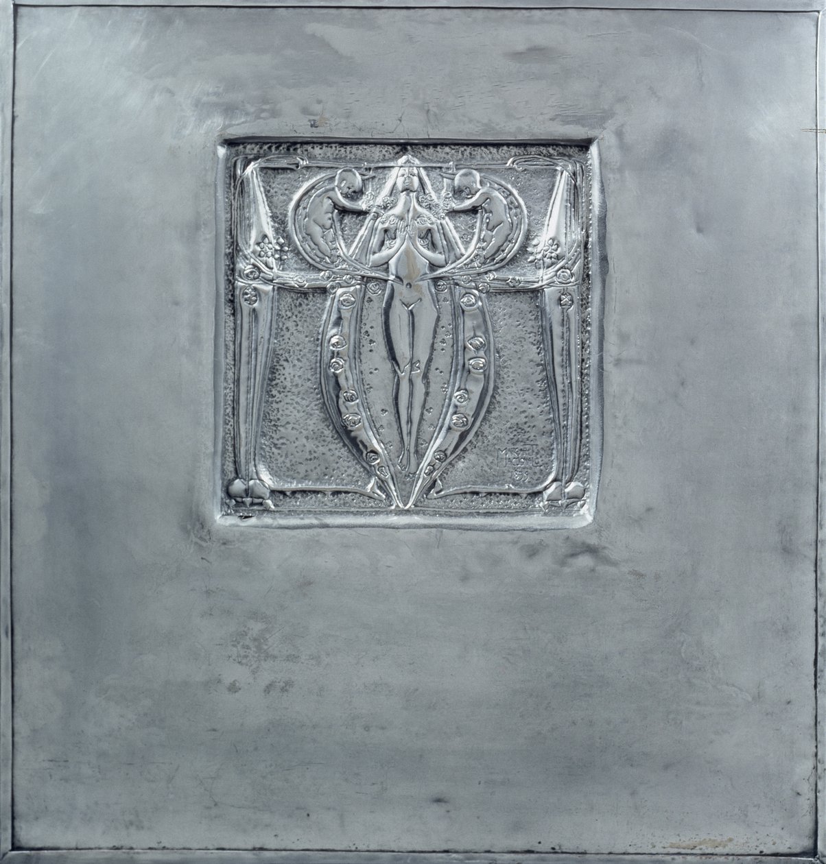 Koristelevy metallia, 1898-99 tekijältä Margaret MacDonald Mackintosh