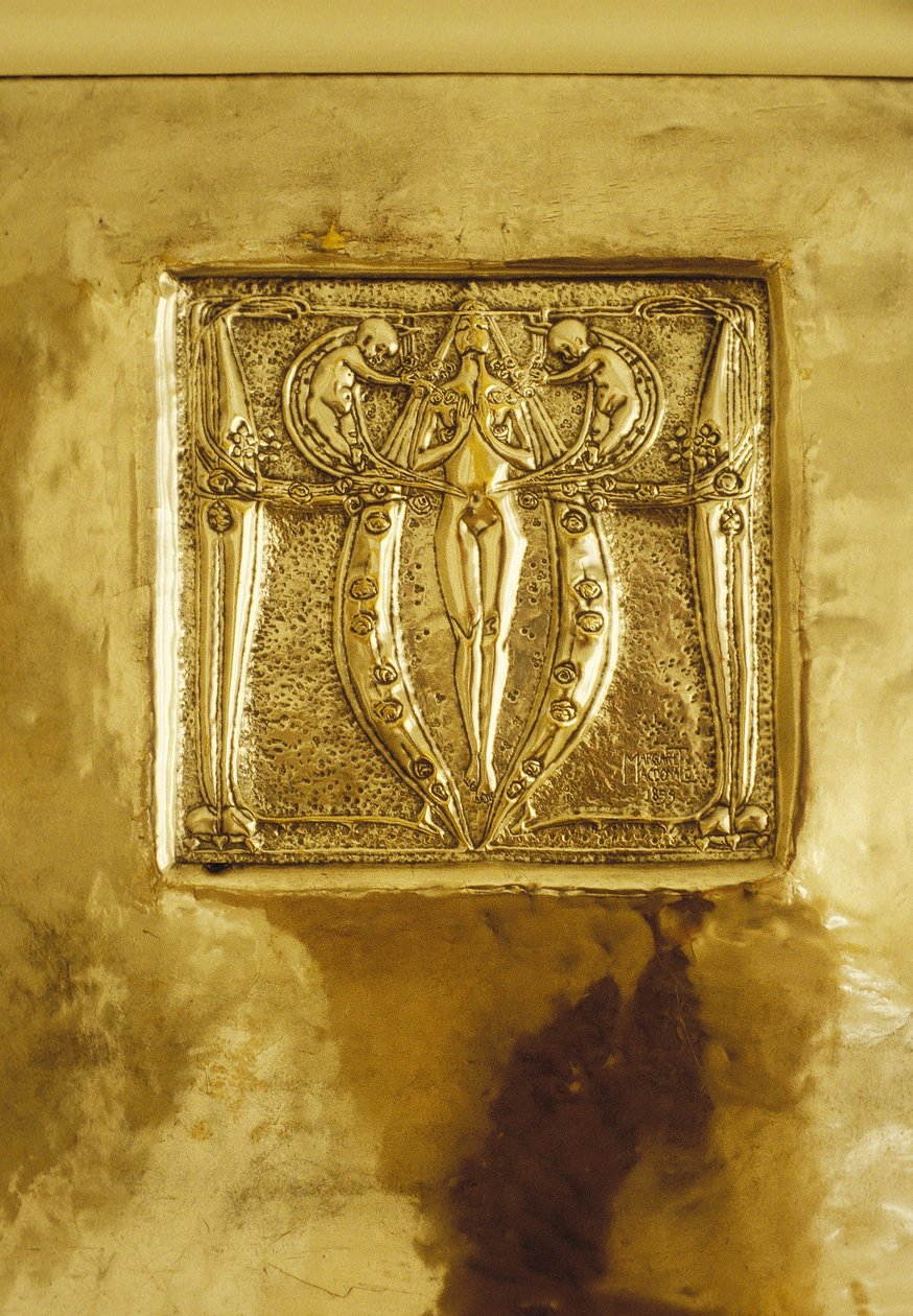 Huonekalut, jotka on suunniteltu numeroon 120 Mains Street, Glasgow, Repousse-metallilaatta alun perin takan yläpuolella, noin 1900 (metalli) tekijältä Margaret Macdonald