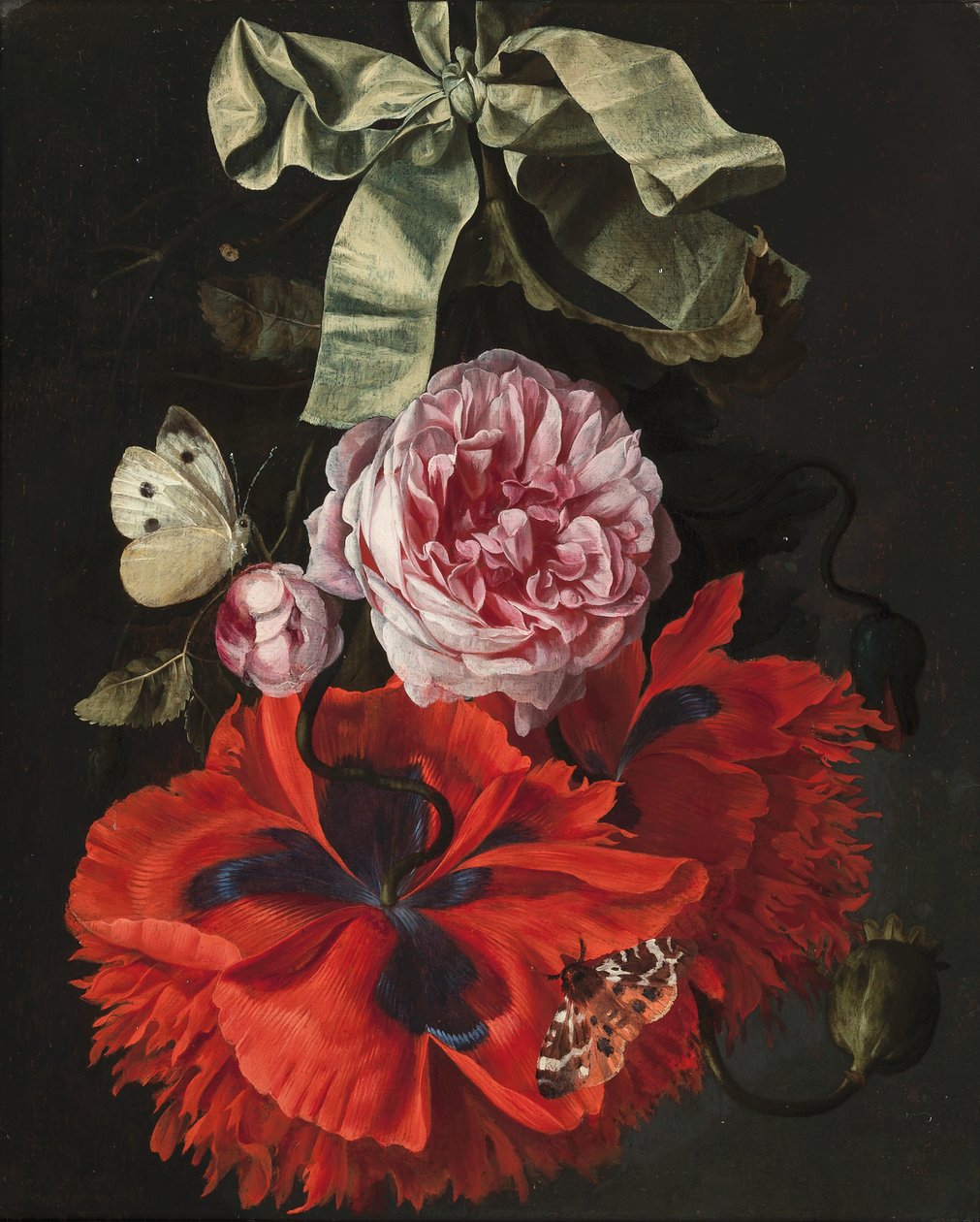 Ruusuja ja neilikoita roikkuu vihreästä nauhasta, jossa on koi ja perhonen (öljy paneelissa) tekijältä Maria van (studio of) Oosterwyck