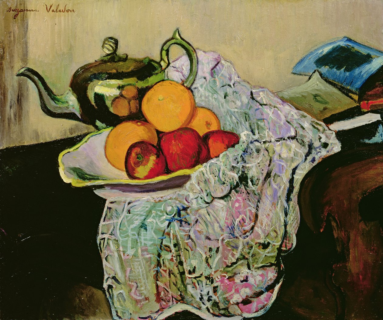Asetelma teekannulla ja hedelmillä tekijältä Marie Clementine (Suzanne) Valadon