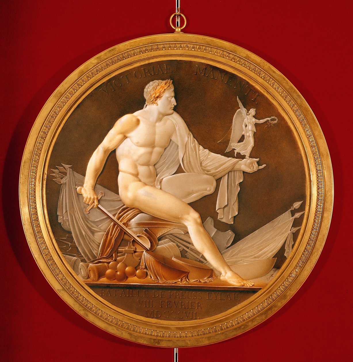 Eylaun taistelun muistolaatta, joka kuvaa Napoleonia pitelemässä voittohahmoa, Sevres, 1809 (keraaminen) tekijältä Marie Philippe Coupin de la Couperin