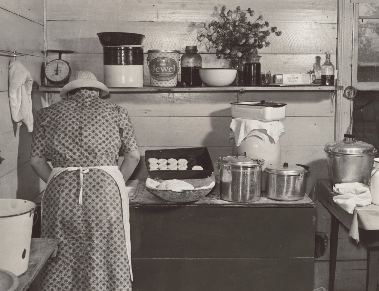 Yksi Wilkinsin perheen jäsenistä valmistaa keksejä illalliseksi maissinkorjuupäivänä rouva Fred Wilkinsin kotona lähellä Tallyhoa, Granvillen piirikunnassa. Pohjois-Carolina tekijältä Marion Post Wolcott
