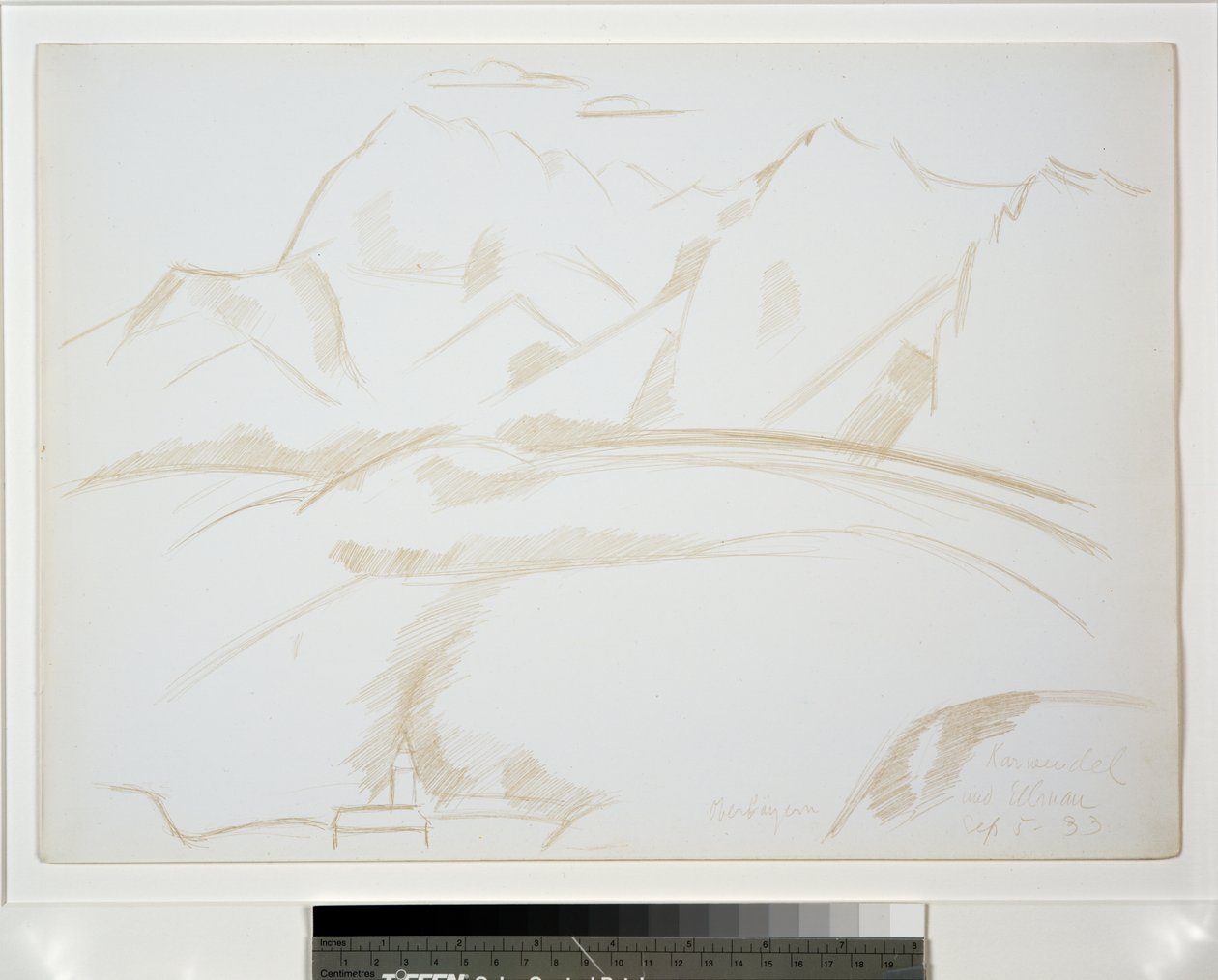 Vuoristomaisema kirkon tornilla etualalla tekijältä Marsden Hartley