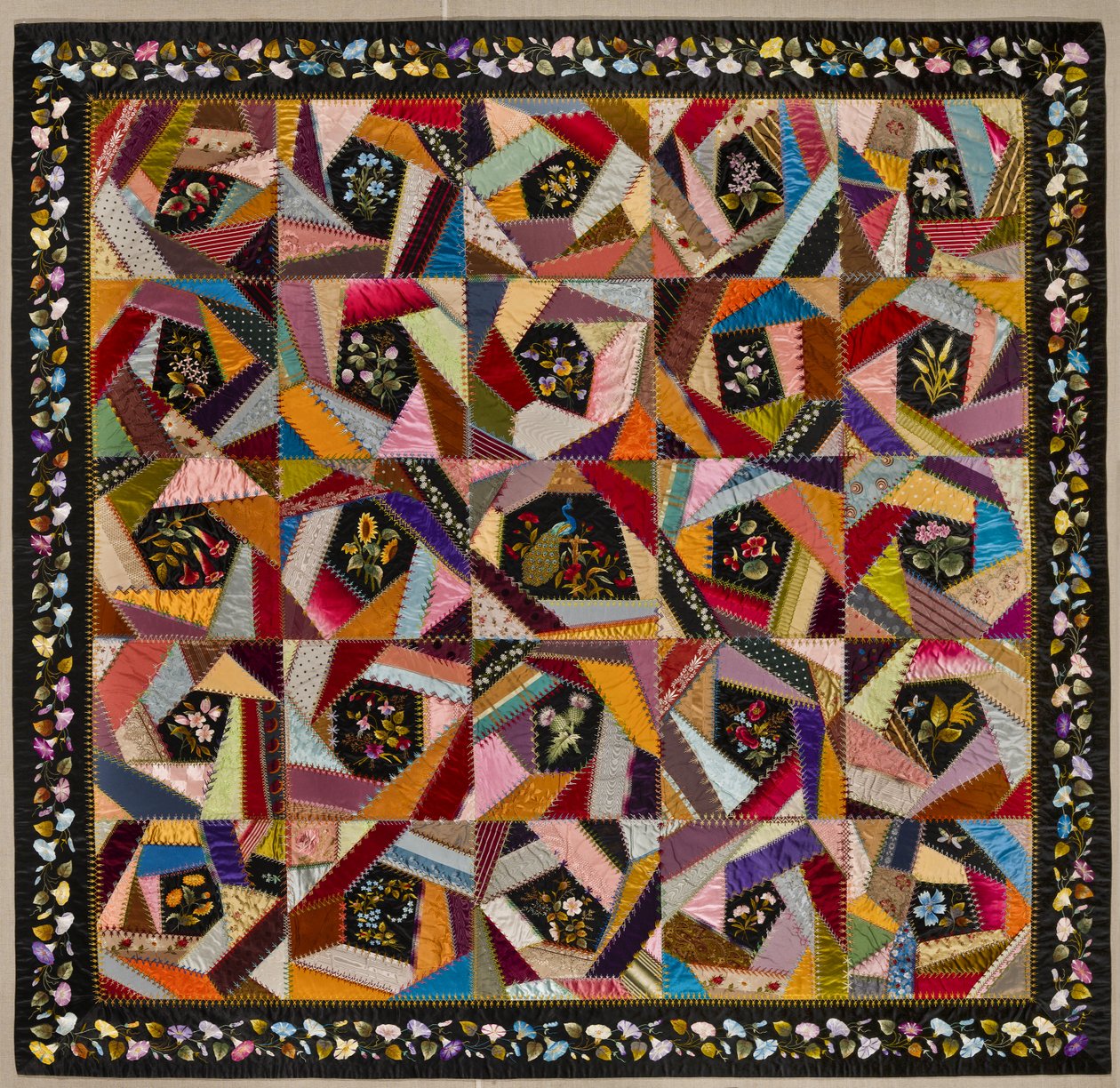 Crazy Quilt, n. 1880 (silkki) tekijältä Mary A. Stinson