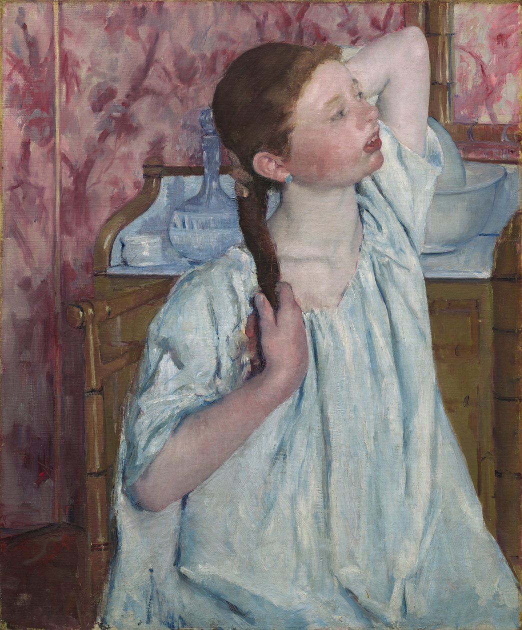 Tyttö järjestää hiuksiaan tekijältä Mary Stevenson Cassatt