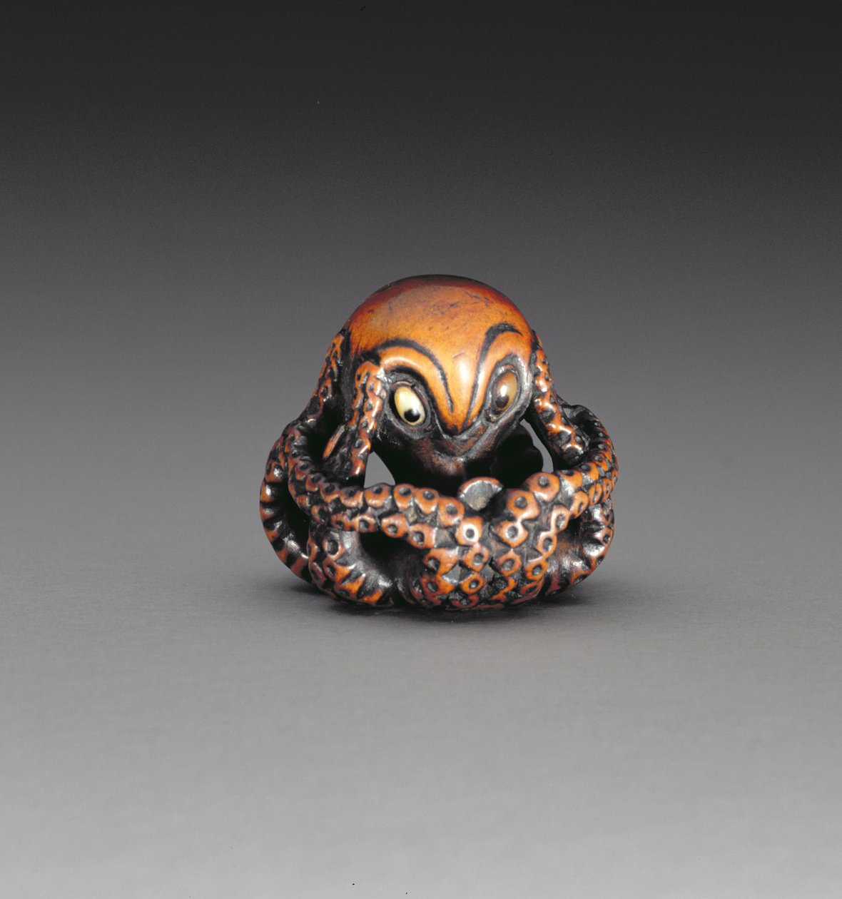 Netsuke, joka kuvaa mustekalaa, n. 1760-1770 (puu ja upotekoristeinen sarvi) (katso kääntöpuoli 193822) tekijältä Masanao
