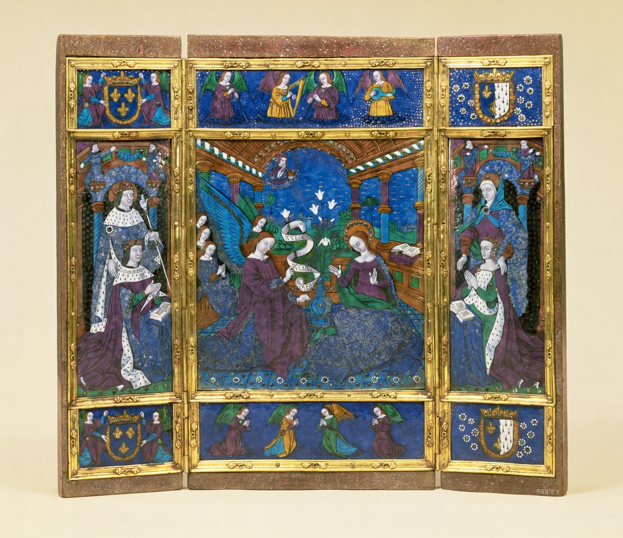 Ludvig XII:n (1462-1515) ja Anne de Bretagnen (1477-1514) triptyykki, jonka välillä on ilmestyskohtaus (emali paneelissa) tekijältä Master of the Louis XII Triptych