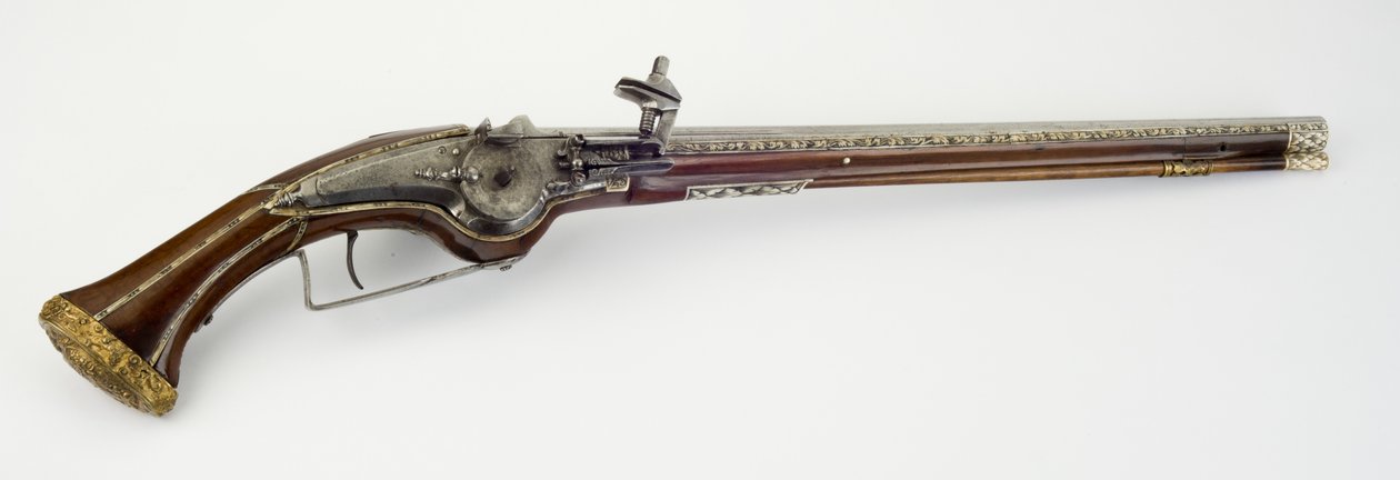 Yksi Wheel-Lock -kotelopistooleista, n. 1650 (teräs, käärmepuu, luu tai sarvi, kullattua messinkiä ja rautaa) tekijältä Master H. W.