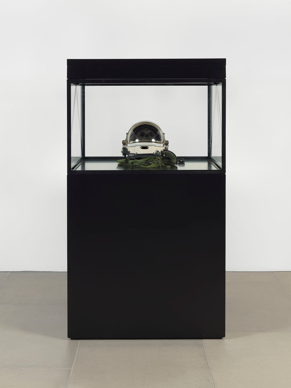 Alpha Omega, 2016 (Lasi, LCD-näyttö, mediasoitin, kopio kallosta, avaruuskypärä, puu) tekijältä Mat Collishaw