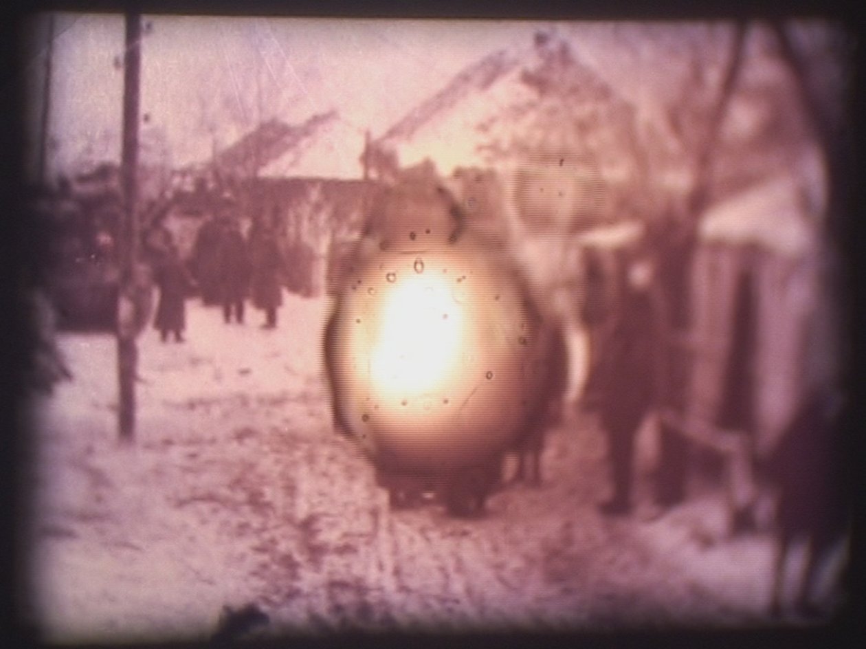 Barbarossa, 2002 (videoprojektori ja simuloitu diaprojektori). tekijältä Mat Collishaw