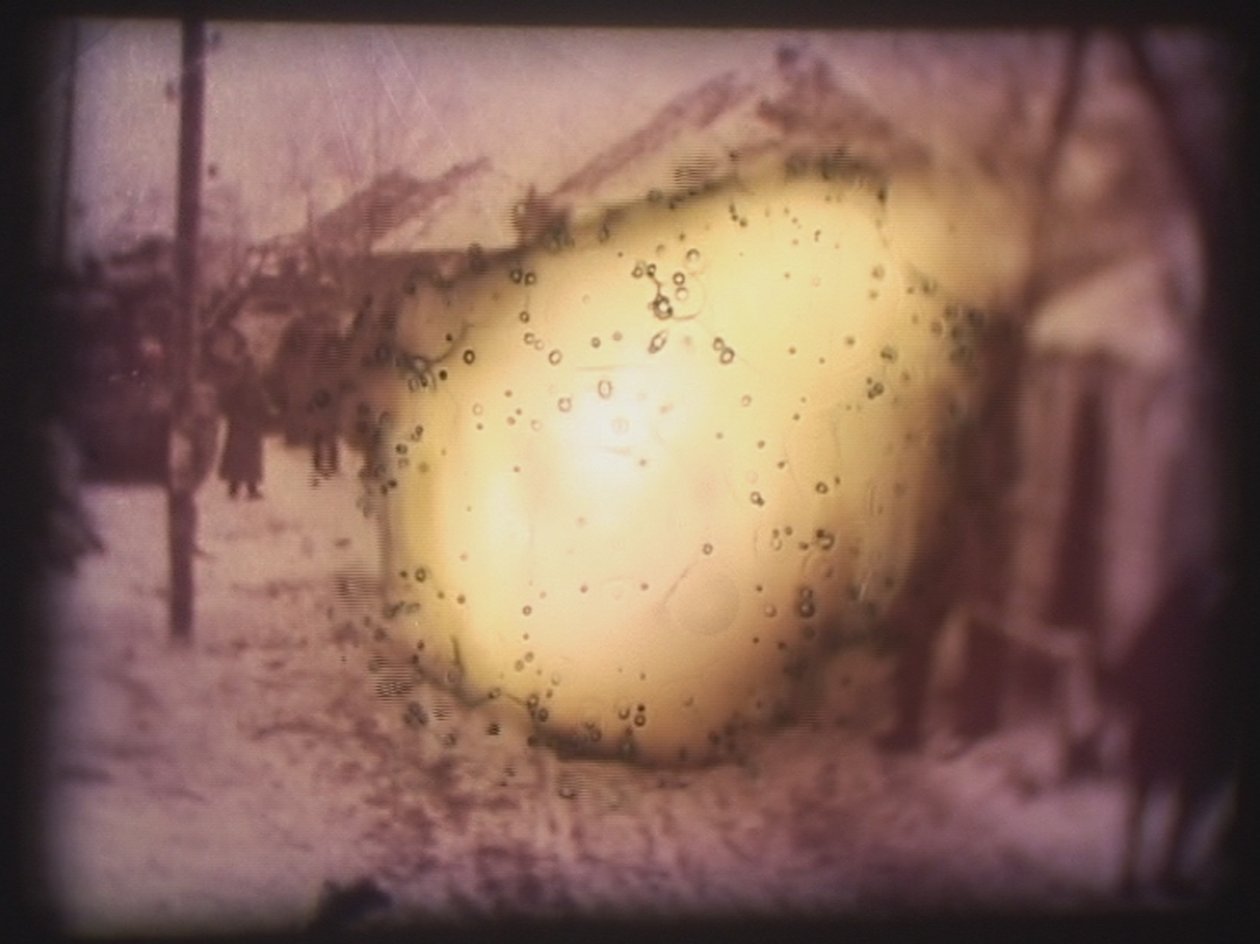 Barbarossa, 2002 (videoprojektori ja simuloitu diaprojektori). tekijältä Mat Collishaw