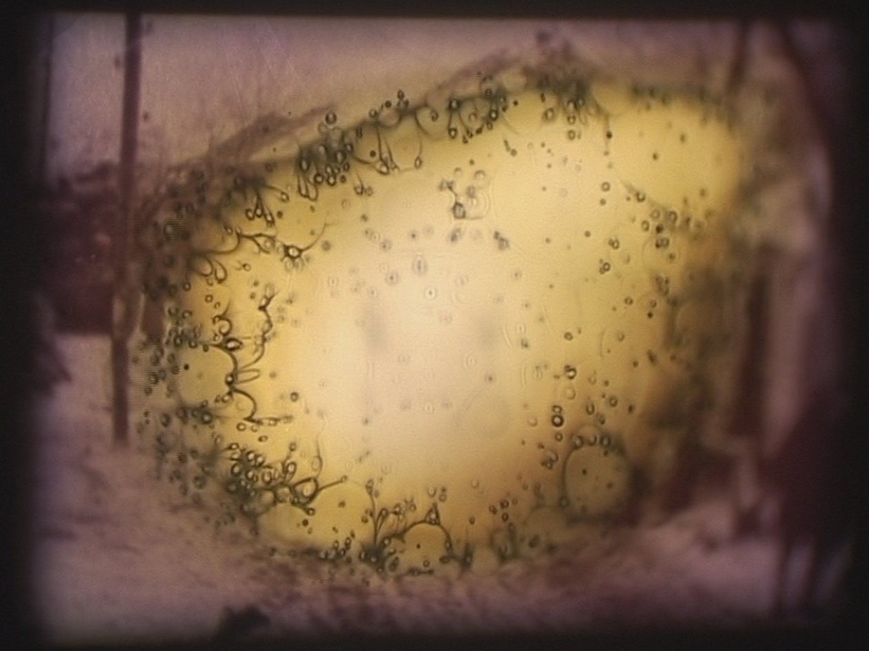 Barbarossa, 2002 (videoprojektori ja simuloitu diaprojektori). tekijältä Mat Collishaw