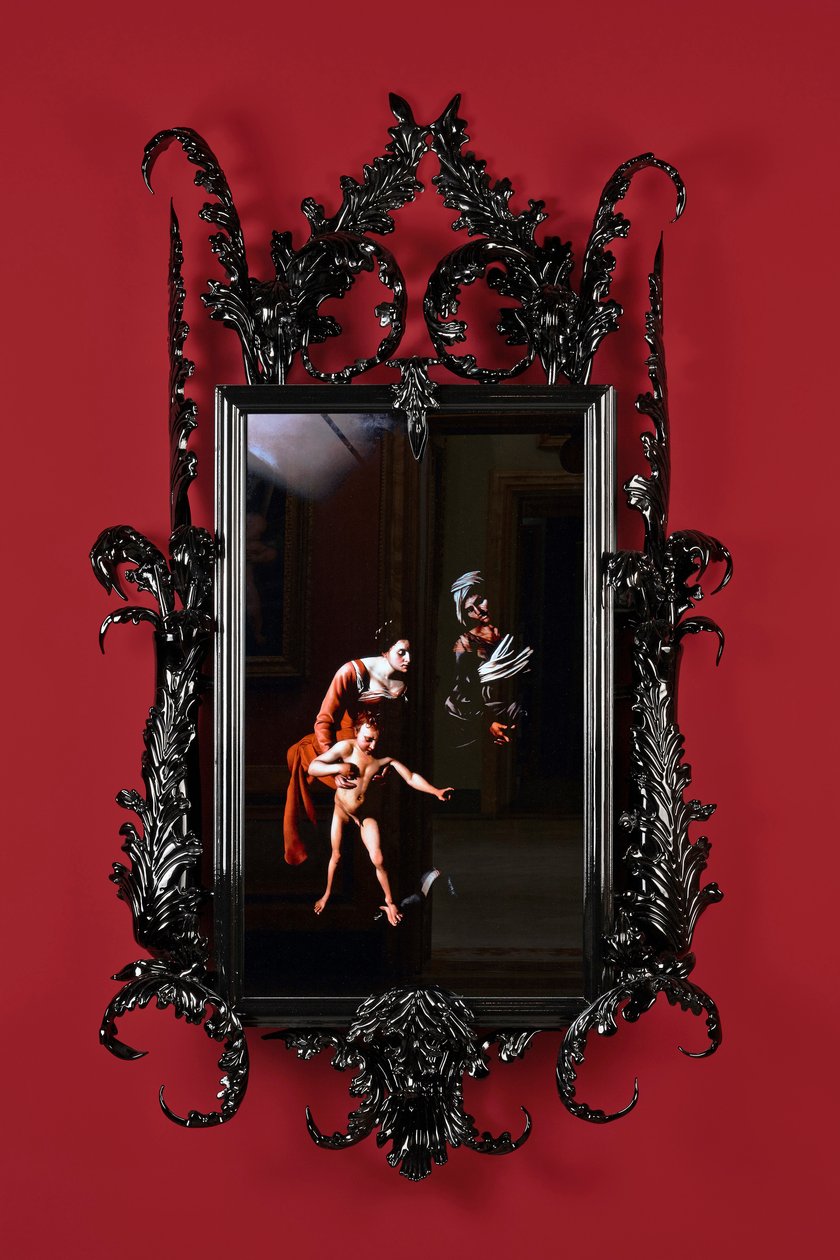 Black Mirror, Leo Minor, 2014 (Musta Muranon lasi, valvontapeili, teräs, puu, lakka, LCD-näyttö ja kovalevy). tekijältä Mat Collishaw