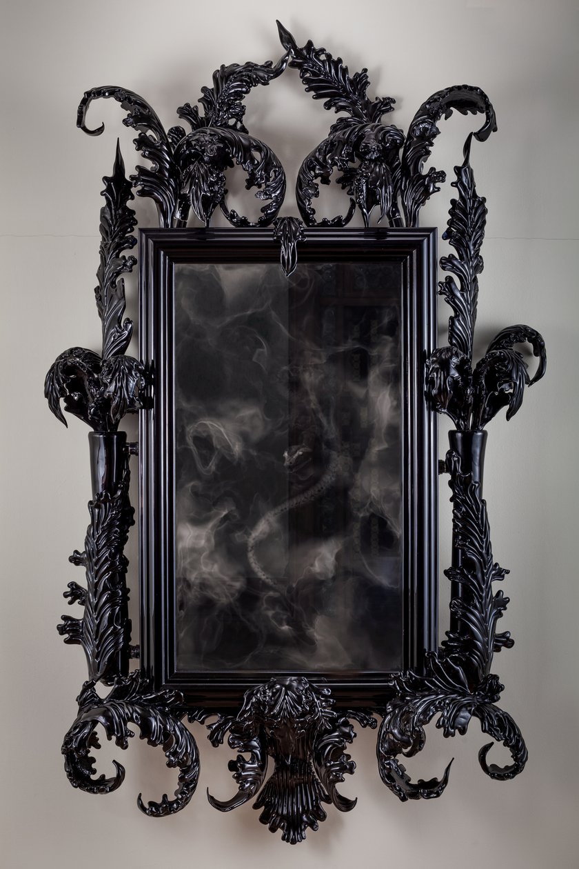 East of Eden, 2013 (Musta Muranon lasi, valvontapeili, teräs, puu, lakka, LCD-näyttö ja kovalevy) tekijältä Mat Collishaw