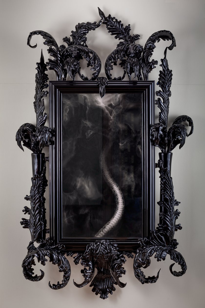 East of Eden, 2013 (Musta Muranon lasi, valvontapeili, teräs, puu, lakka, LCD-näyttö ja kovalevy) tekijältä Mat Collishaw
