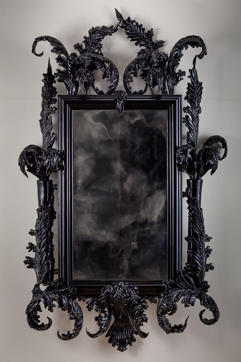 East of Eden, 2013 (Musta Muranon lasi, valvontapeili, teräs, puu, lakka, LCD-näyttö ja kovalevy) tekijältä Mat Collishaw
