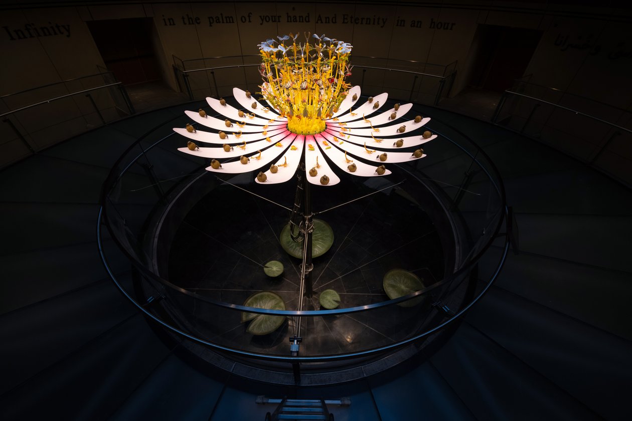 Equinox, 2021 (akryyli, sähköpiiri, hydrauliikka, lakka, moottori, maali, kierrätyshartsi, teräs) tekijältä Mat Collishaw