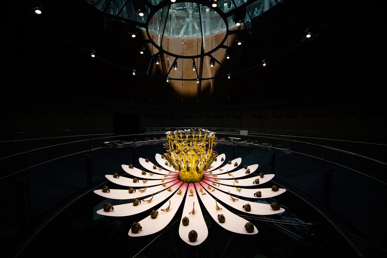 Equinox, 2021 (akryyli, sähköpiiri, hydrauliikka, lakka, moottori, maali, kierrätyshartsi, teräs) tekijältä Mat Collishaw