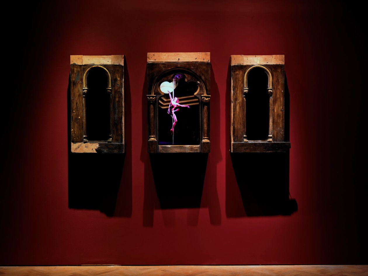 For Your Eyes Only, 2010 (Puu, teräs, valvontapeili, LCD-näytöt, kovalevy) tekijältä Mat Collishaw