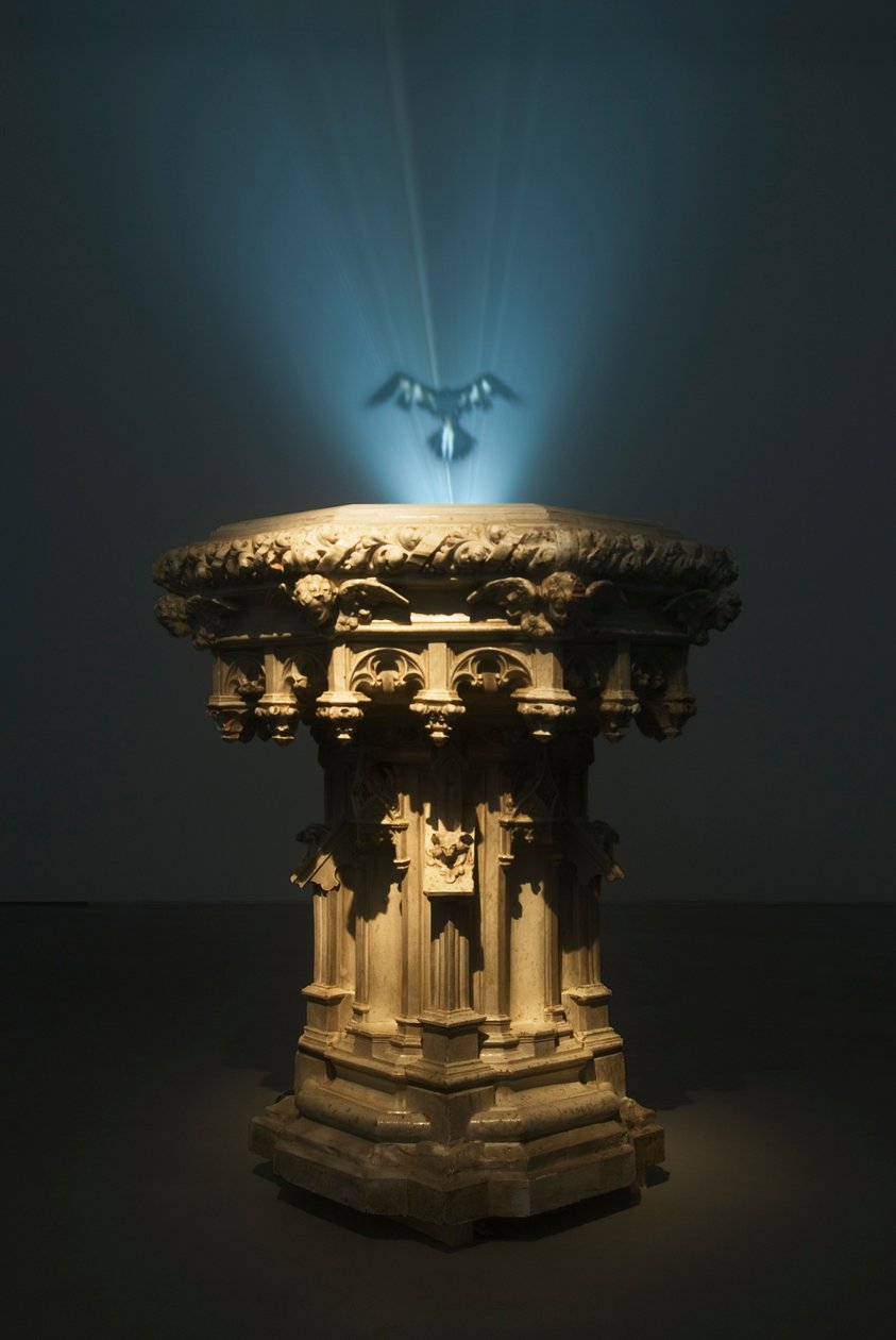 Ganymede, 2007 (Teräs, hartsi, savukone, neste, poistopuhallin, videoprojektori ja DVD-soitin) tekijältä Mat Collishaw
