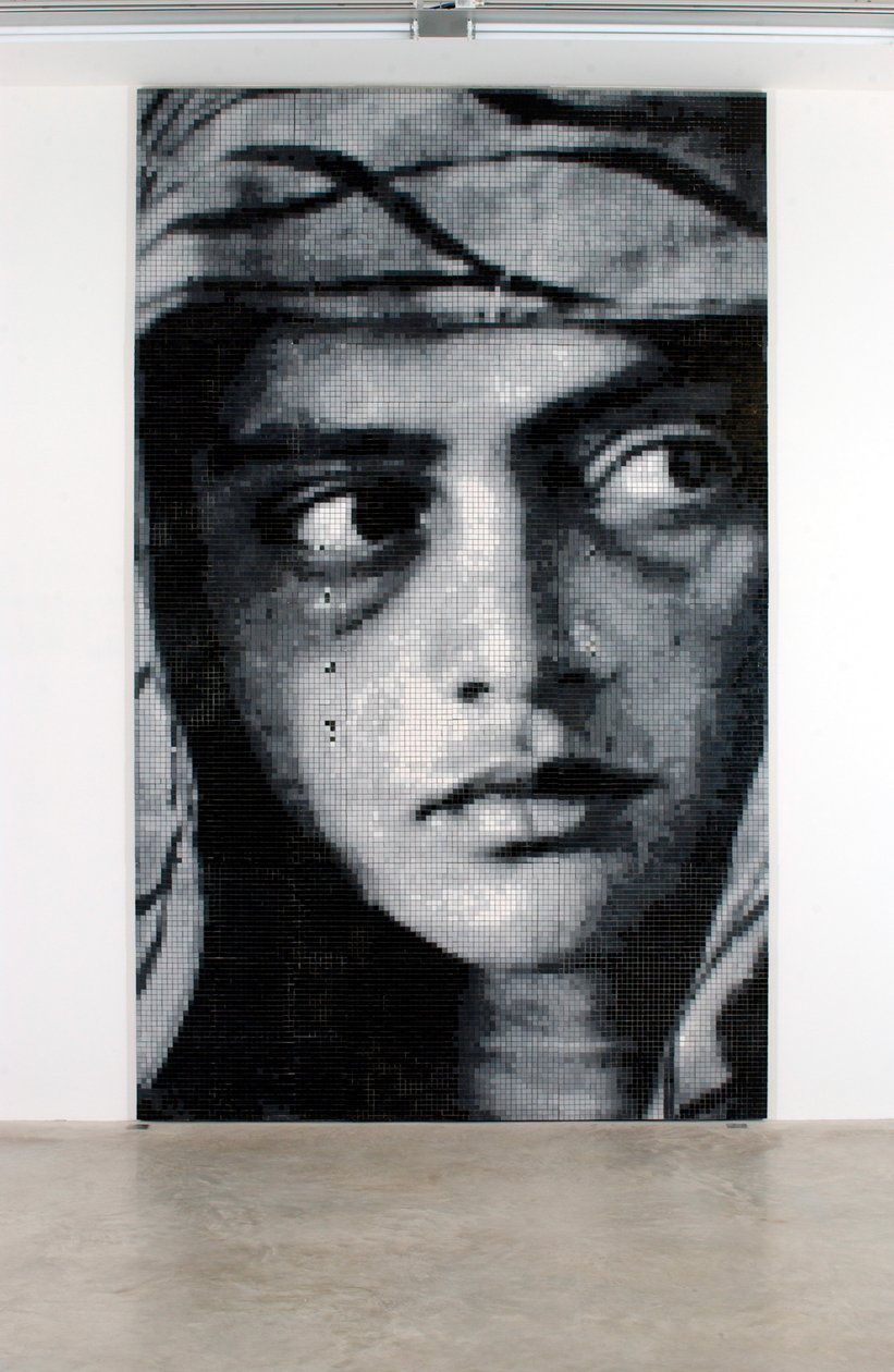 Madonna, 2001 (Keraaminen laatta, sementti, puu) tekijältä Mat Collishaw