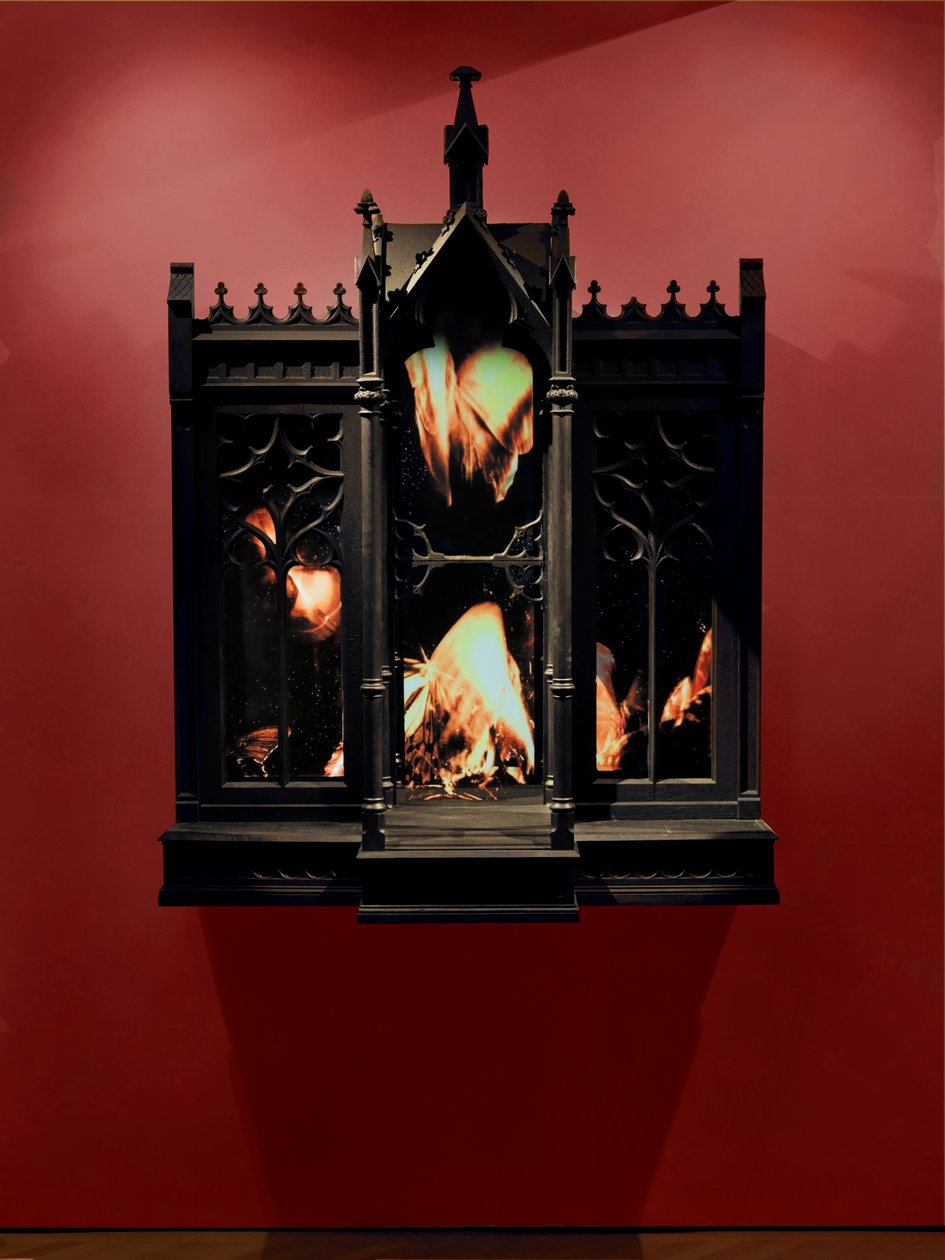 Performance, 2010 (Puu, teräs, valvontapeili, LCD-näytöt ja kiintolevy) tekijältä Mat Collishaw