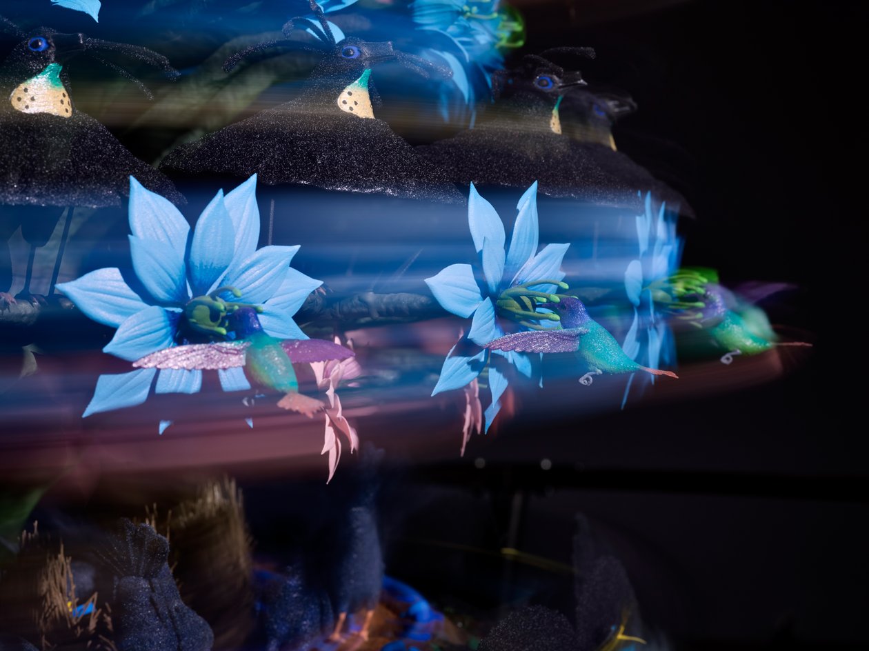 The Centrifugal Soul, 2016 (akryyli, alumiini, teräs, LED-valot, moottori, elektroniset piirit, hartsi ja maali). tekijältä Mat Collishaw
