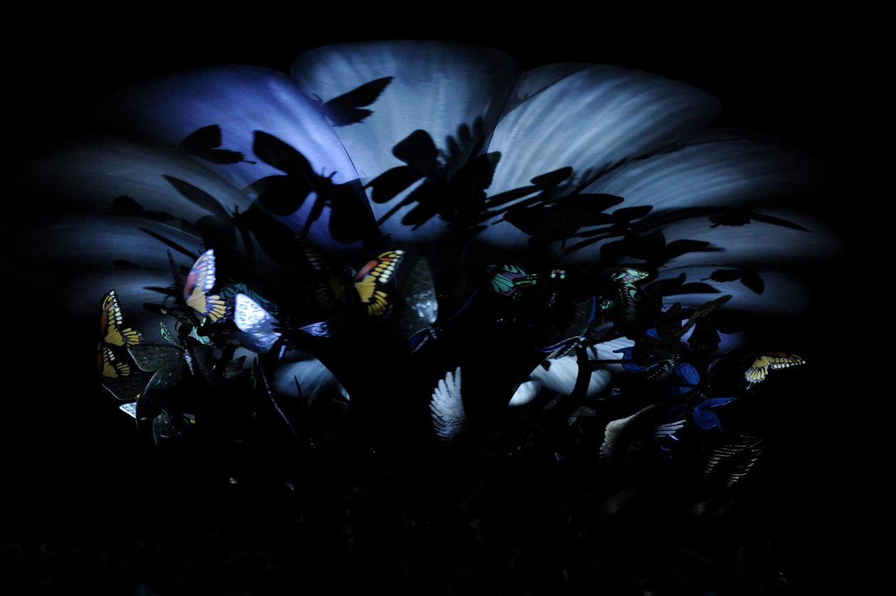 The Garden of Unearthly Delights, 2009 (Teräs, alumiini, kipsi, hartsi, LED-valot, moottori) tekijältä Mat Collishaw