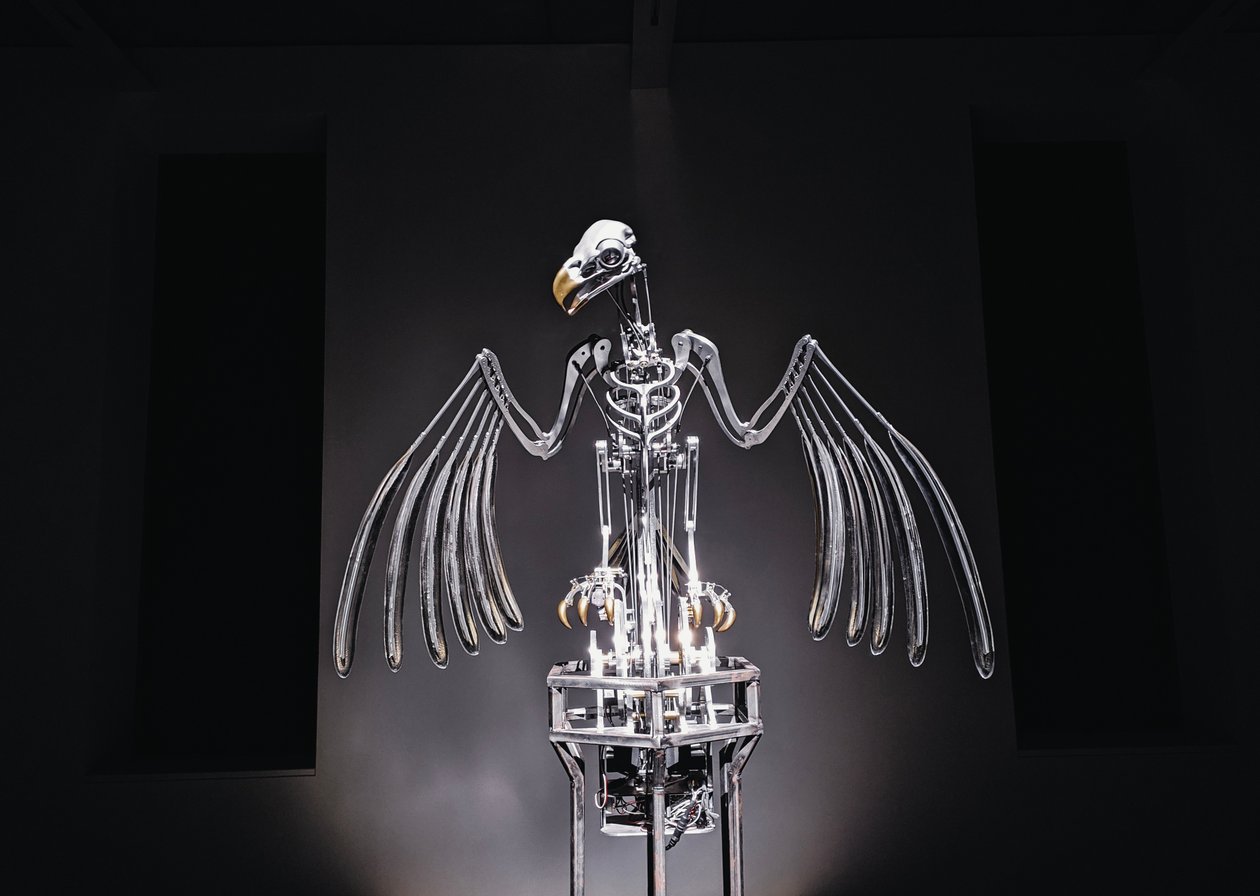 The Nerve Rack, 2019 (Asetaali, akryyli, alumiini, messinki, sähköpiiri, maali, PVC, hartsi, servomoottorit, teräs) tekijältä Mat Collishaw