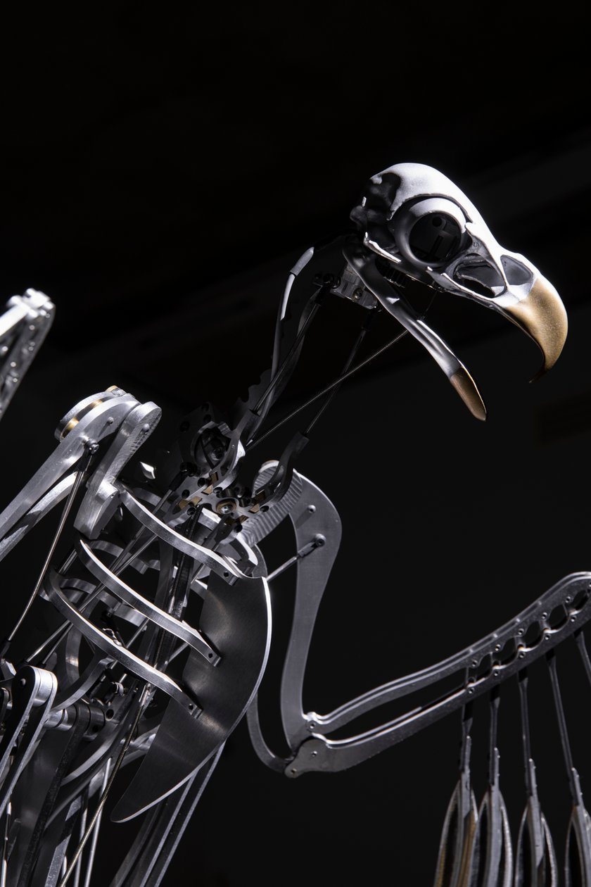 The Nerve Rack, 2019 (Asetaali, akryyli, alumiini, messinki, sähköpiiri, maali, PVC, hartsi, servomoottorit, teräs) tekijältä Mat Collishaw