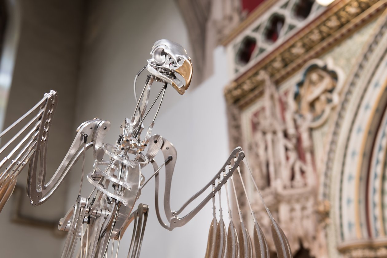 The Nerve Rack, 2019 (Asetaali, akryyli, alumiini, messinki, sähköpiiri, maali, PVC, hartsi, servomoottorit, teräs) tekijältä Mat Collishaw