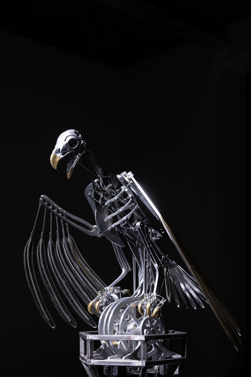 The Nerve Rack, 2019 (Asetaali, akryyli, alumiini, messinki, sähköpiiri, maali, PVC, hartsi, servomoottorit, teräs) tekijältä Mat Collishaw