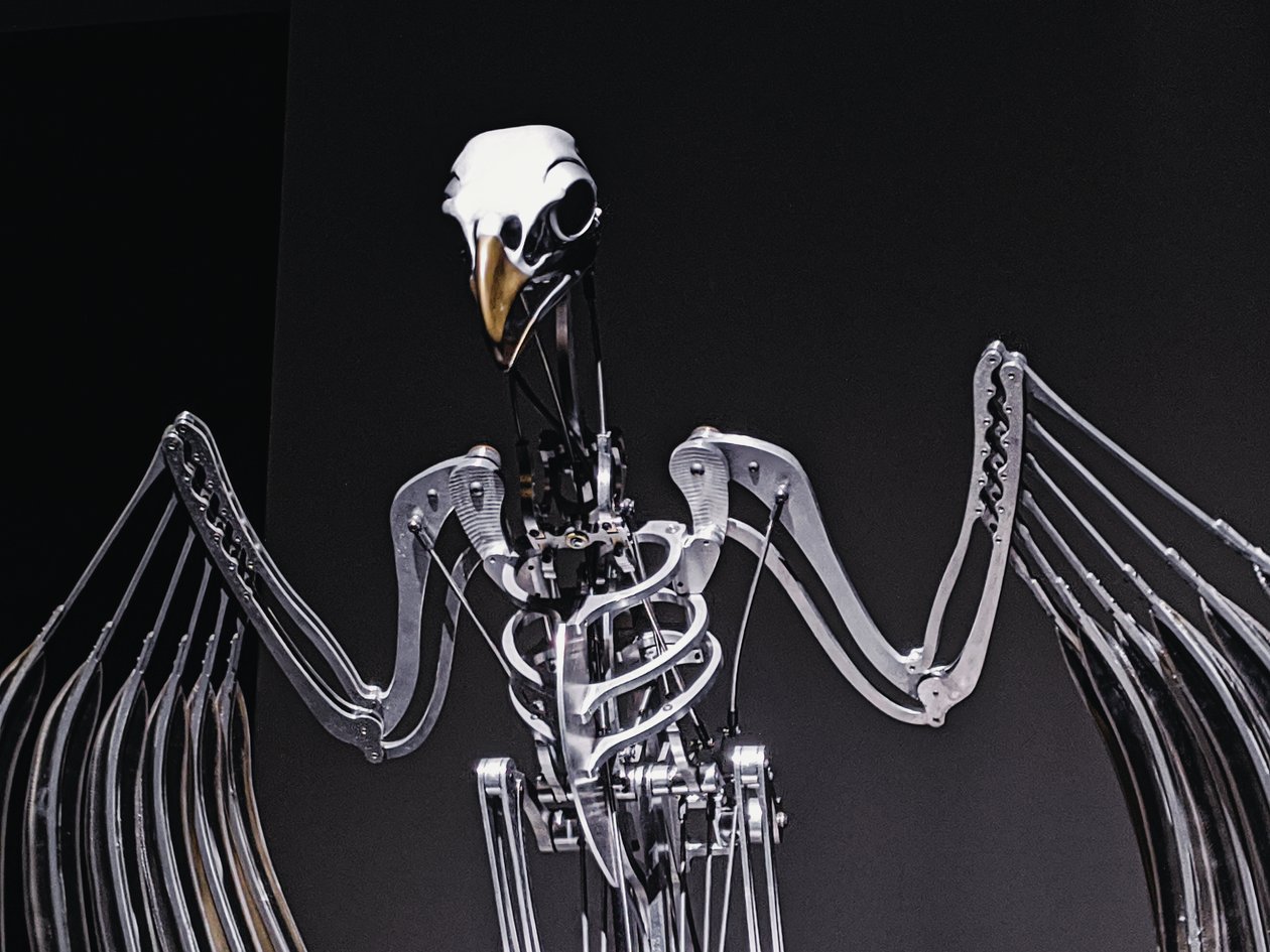 The Nerve Rack, 2019 (Asetaali, akryyli, alumiini, messinki, sähköpiiri, maali, PVC, hartsi, servomoottorit, teräs) tekijältä Mat Collishaw