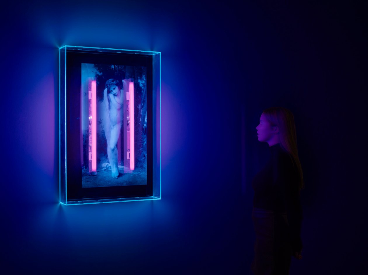 Ultravioletti enkeli, 2008 (Ultraviolettimuste pleksilasilaatikolle, 2 ultraviolettia neonvaloa) tekijältä Mat Collishaw