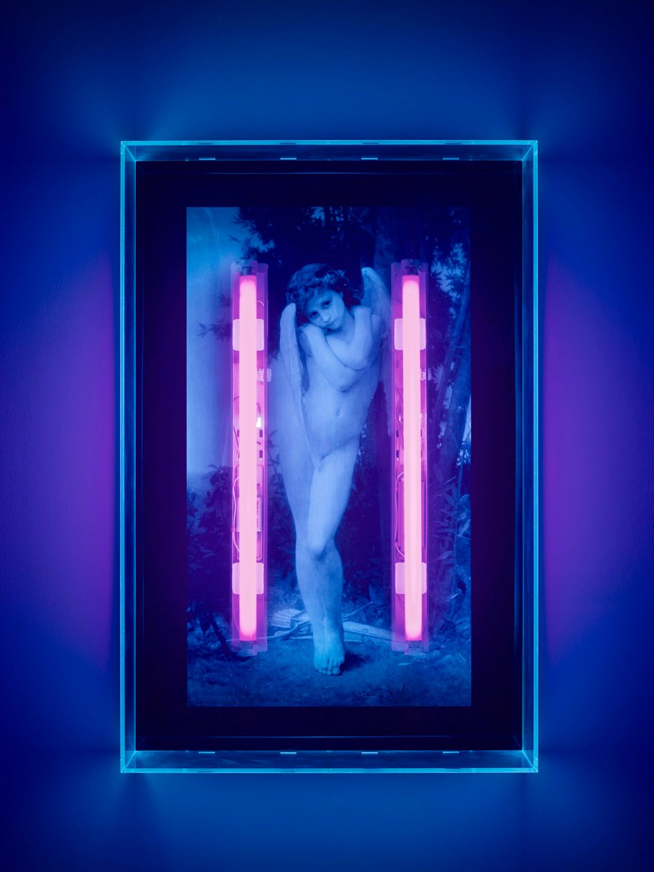 Ultravioletti enkeli, 2008 (Ultraviolettimuste pleksilasilaatikolle, 2 ultraviolettia neonvaloa) tekijältä Mat Collishaw