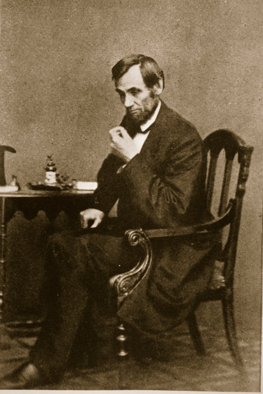 Abraham Lincoln istuu pöydän ääressä Washington Galleryssä toukokuussa 1861 tekijältä Mathew B. Brady