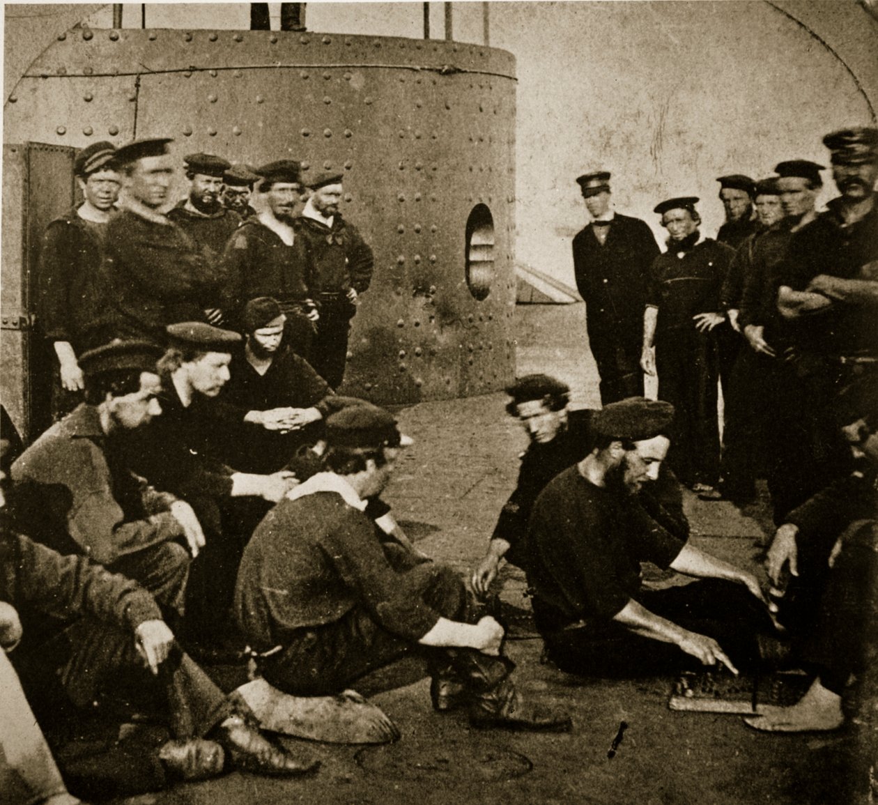 Alkuperäisen "Monitorin" miehistö kannella, 1862 tekijältä Mathew B. Brady