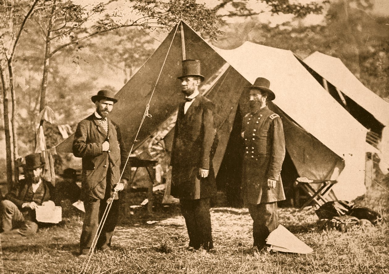 Allan Pinkertonin, presidentti Lincolnin ja majuri J. A. McClernandin muotokuva, 1862 (seepiakuva) tekijältä Mathew B. Brady